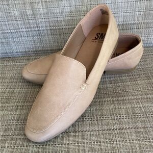 🥯🏙️ It's Giving Carolyn/CBK SM New York Beige Slip-On Loafers (fit big)